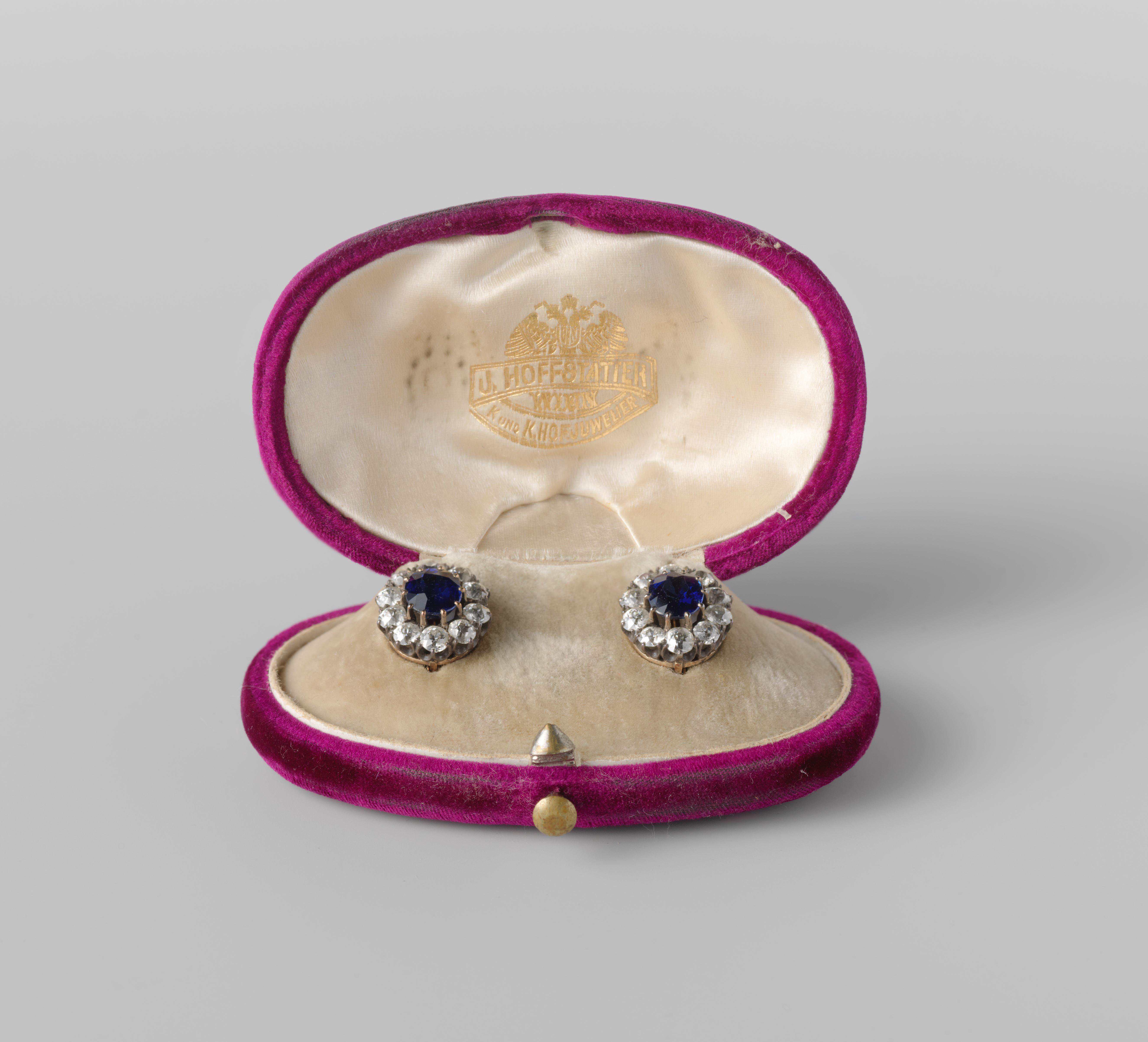 Caring for jewellery: preservation, attention and time