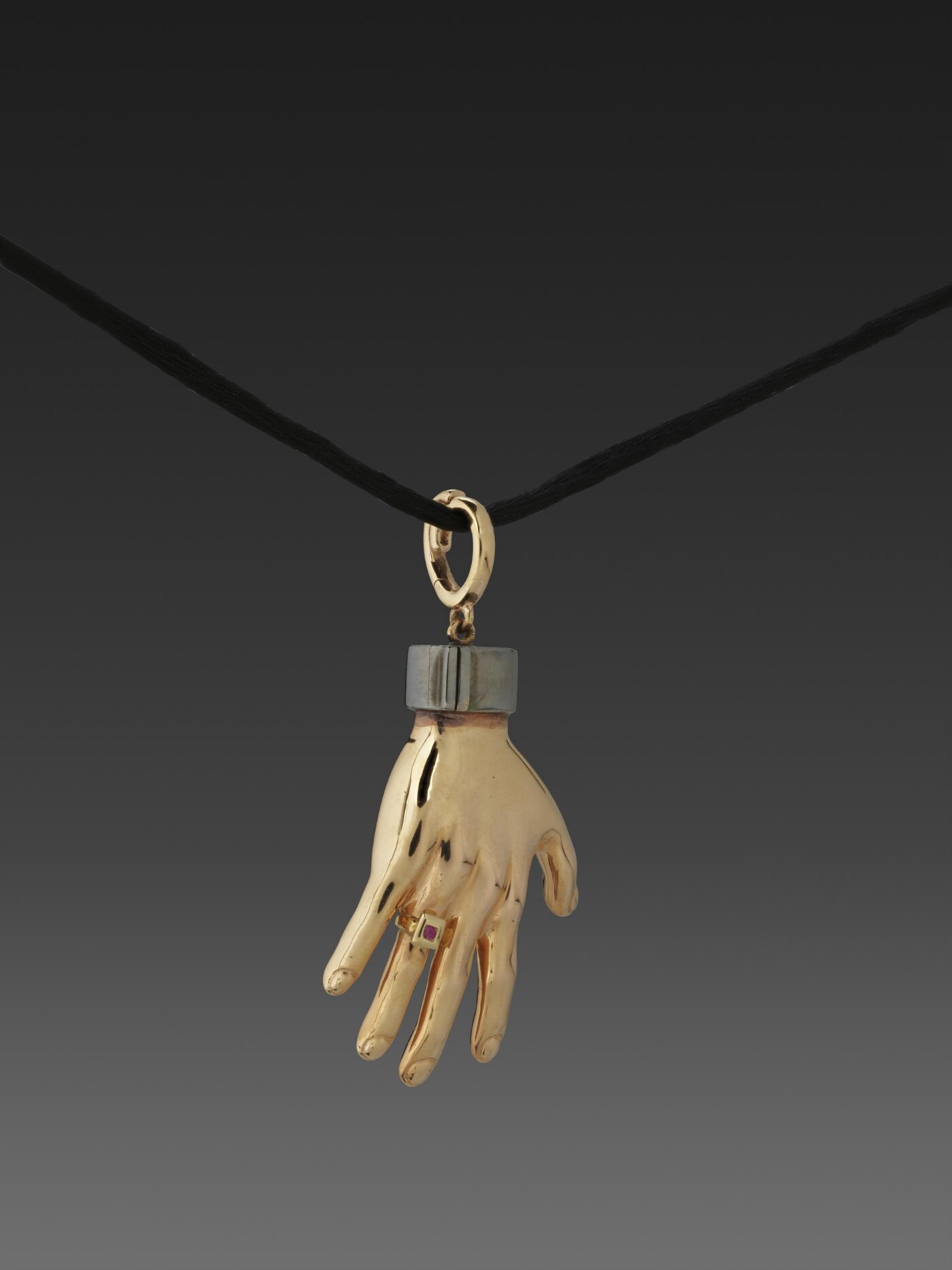 Hands in jewellery: symbolism, form, and collectability